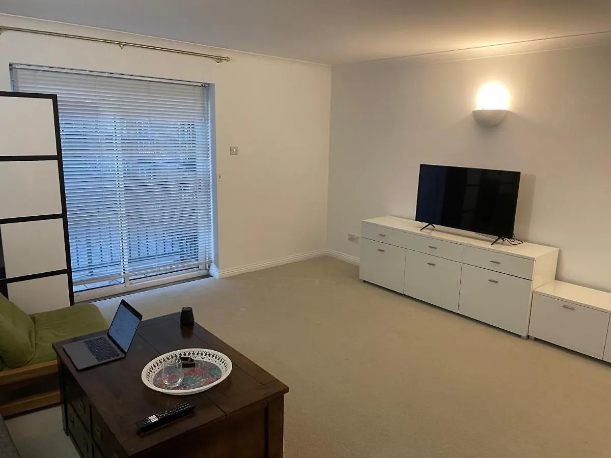 Narrow Street Apartment London