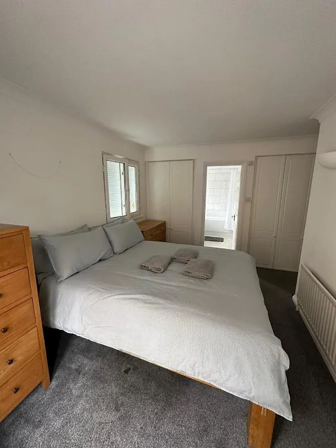 Narrow Street Apartment London